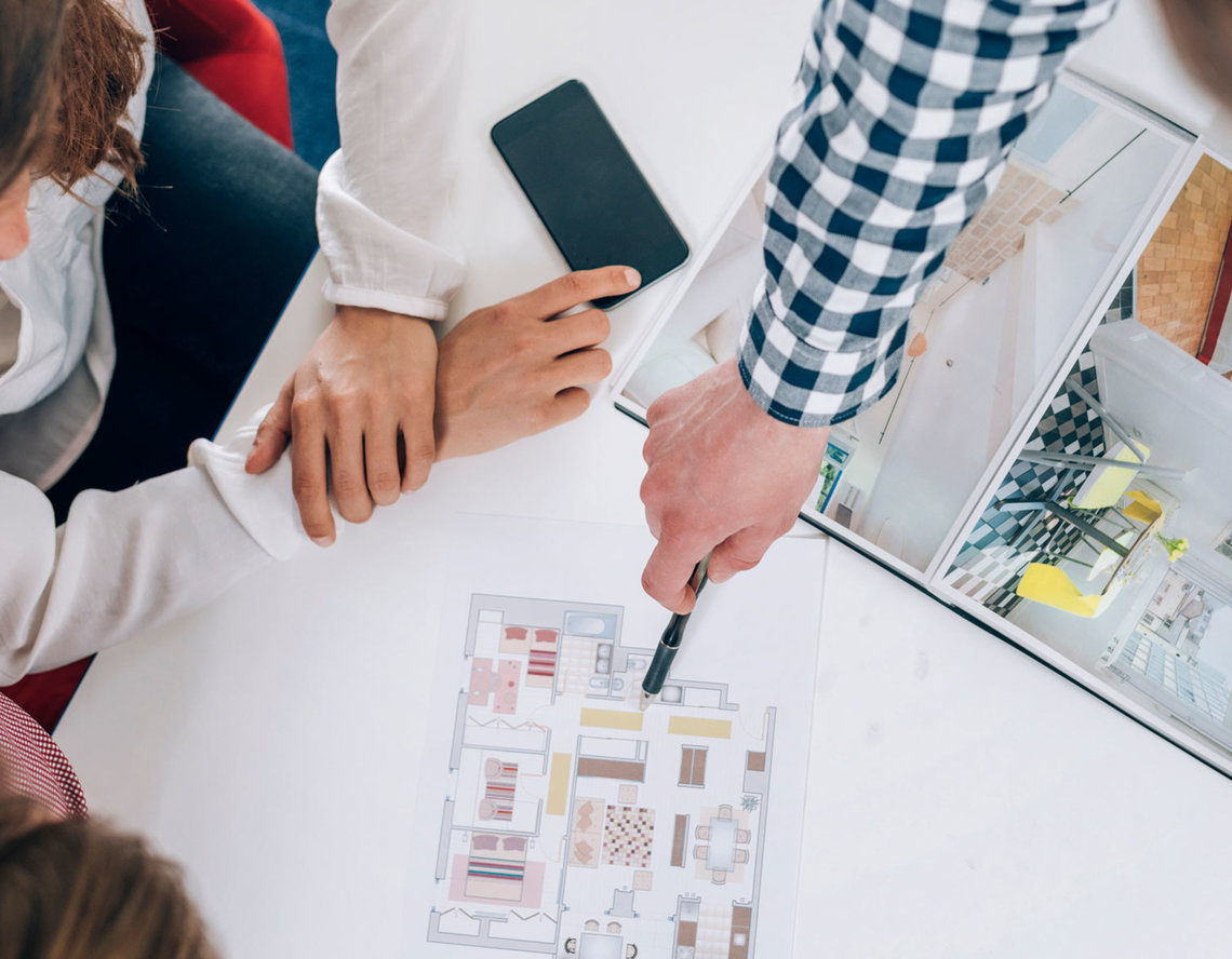 Das Team der HAVEL Immobilienverwaltung bei einem Kundengespräch zur Gebäudemodernisierung