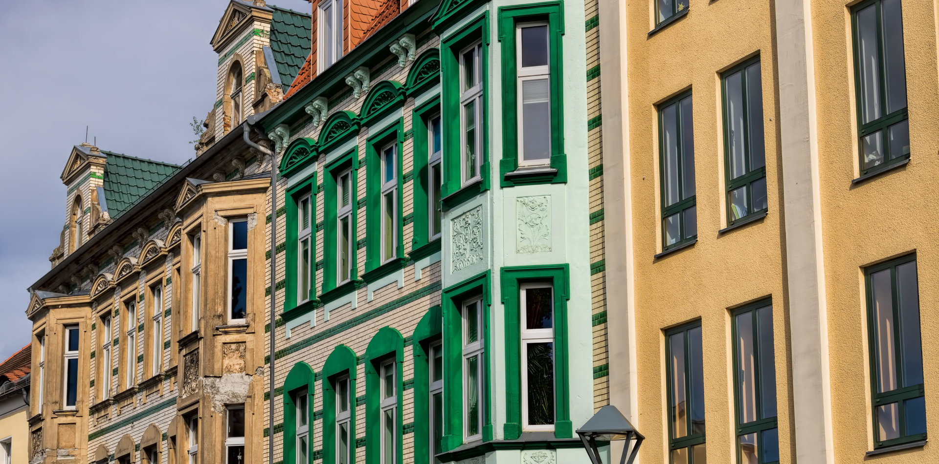 Blick auf Häuser mit einer historischen Altbaufassade